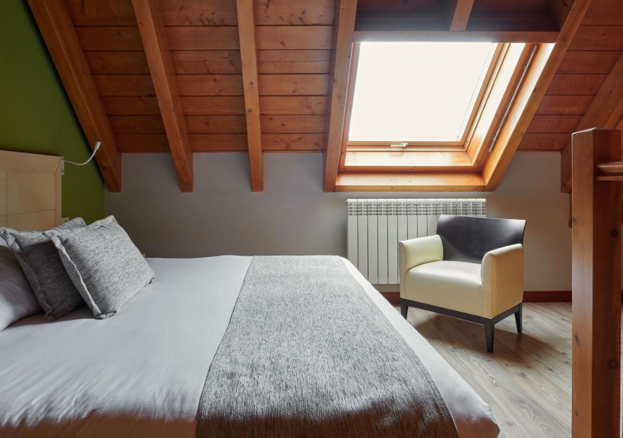 Apartahotel Tres Quinones Sallent De Gallego Bagian luar foto