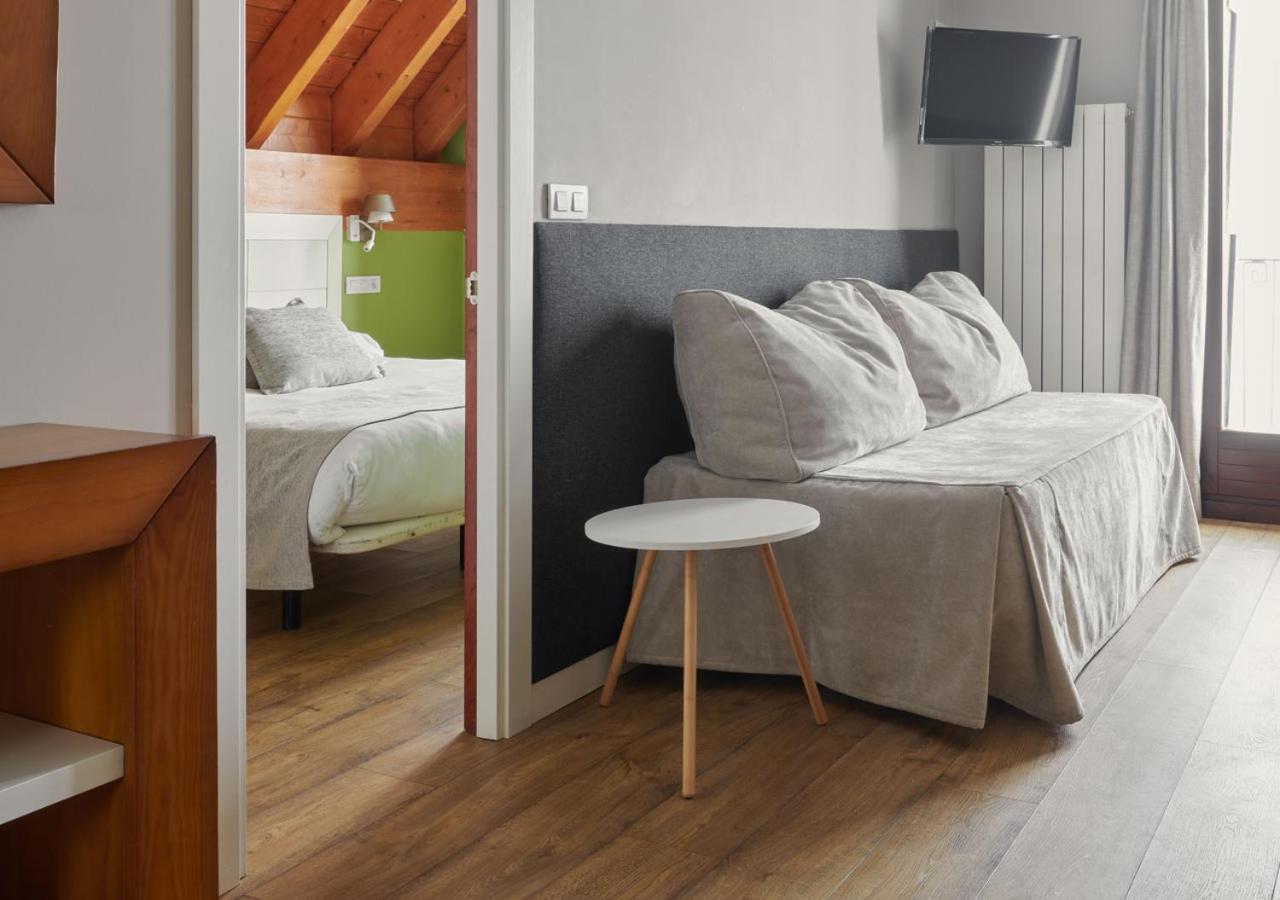 Apartahotel Tres Quinones Sallent De Gallego Bagian luar foto
