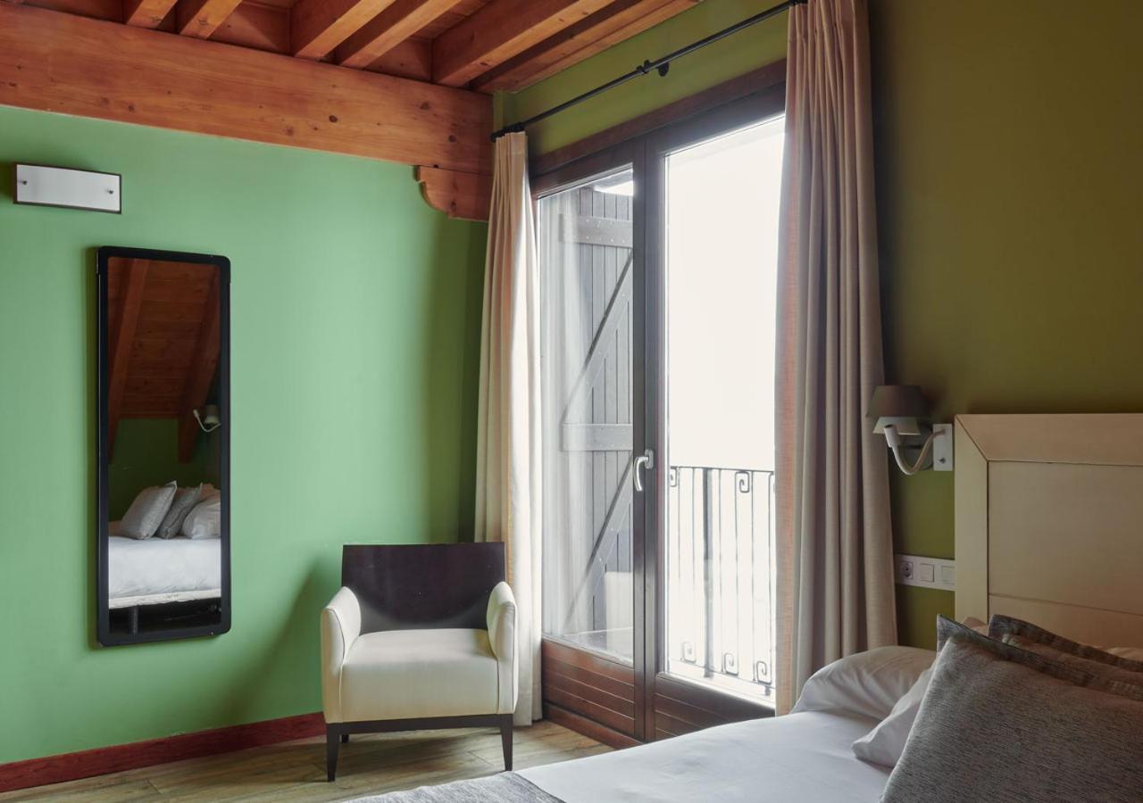 Apartahotel Tres Quinones Sallent De Gallego Bagian luar foto