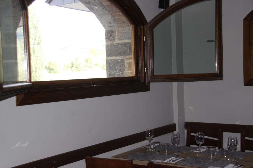 Apartahotel Tres Quinones Sallent De Gallego Bagian luar foto