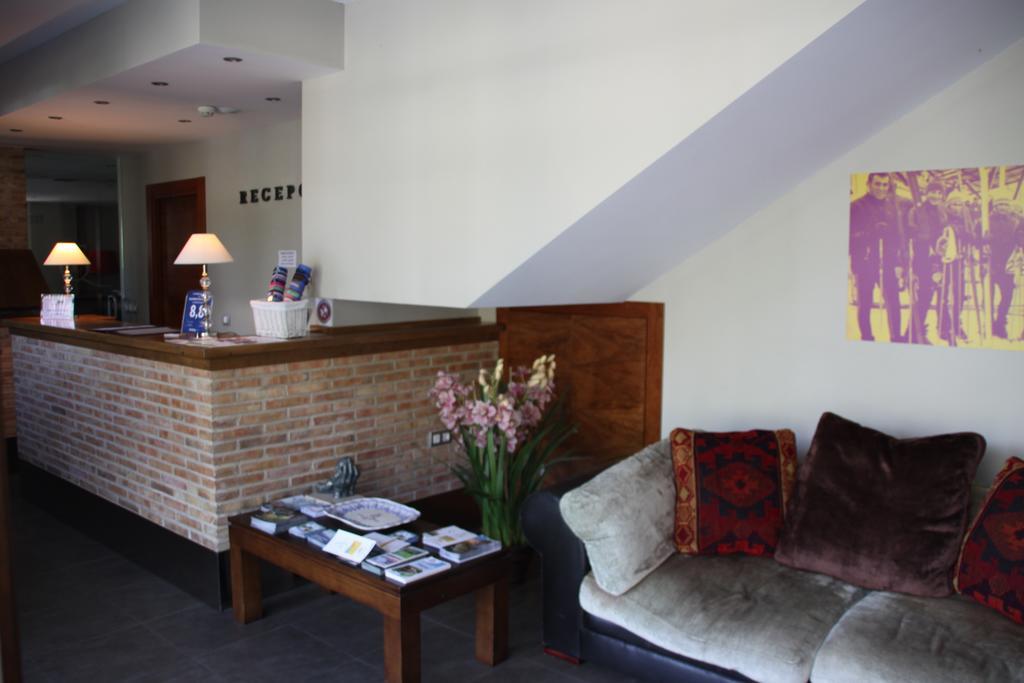 Apartahotel Tres Quinones Sallent De Gallego Bagian luar foto