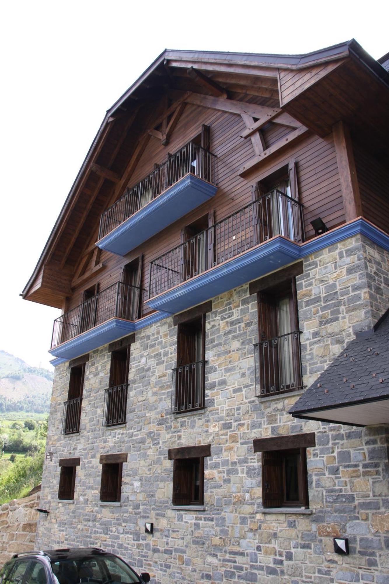 Apartahotel Tres Quinones Sallent De Gallego Bagian luar foto