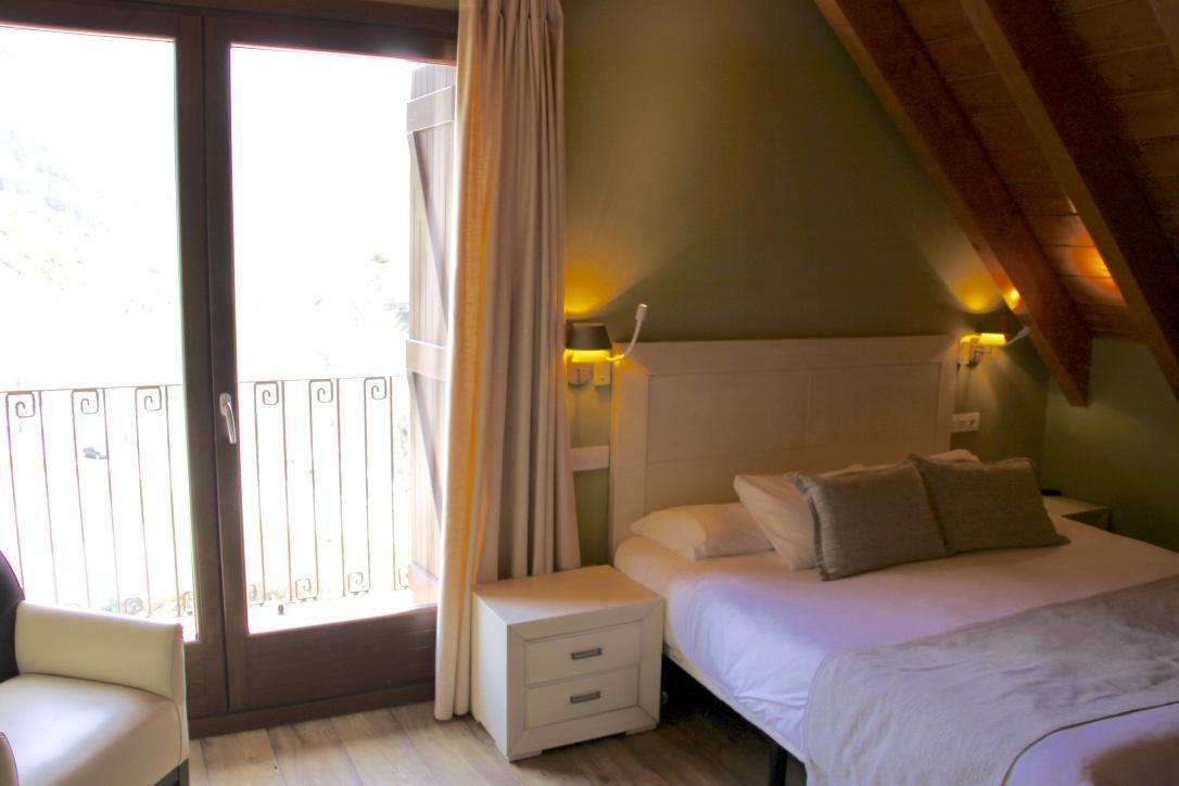 Apartahotel Tres Quinones Sallent De Gallego Bagian luar foto