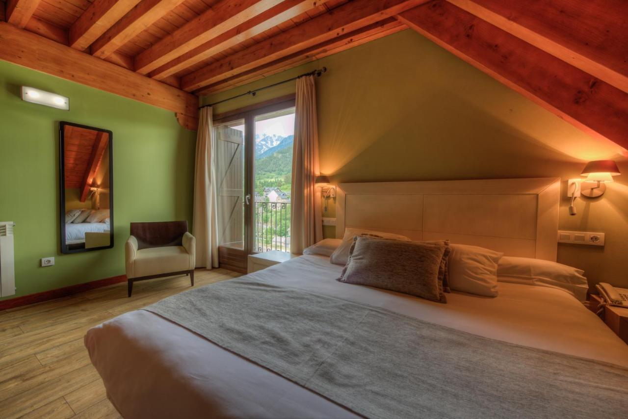 Apartahotel Tres Quinones Sallent De Gallego Bagian luar foto
