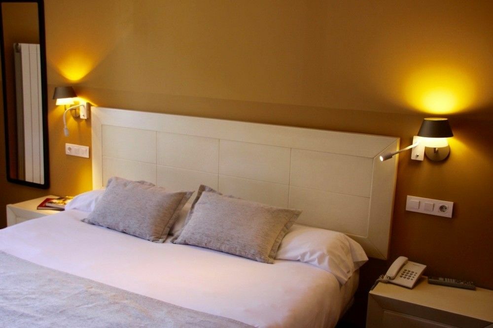 Apartahotel Tres Quinones Sallent De Gallego Bagian luar foto