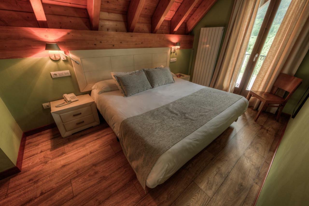 Apartahotel Tres Quinones Sallent De Gallego Bagian luar foto